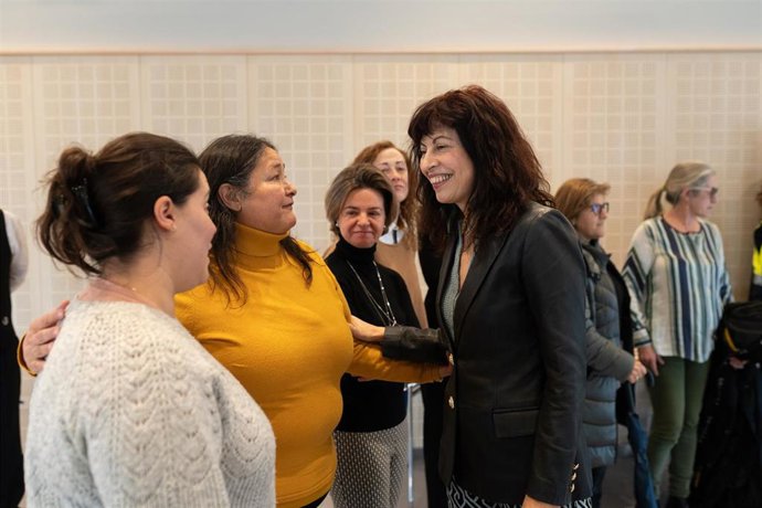 La ministra de Igualdad, Ana Redondo (d), durante su visita a Cobadu.