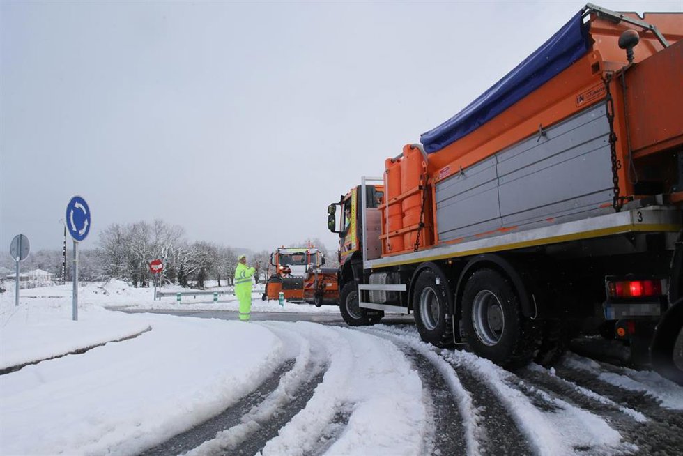Archivo - Dos máquinas quitanieves pasan por una carretera cubierta de nieve, a 18 de enero de 2023, en Castroverde, Lugo, Galicia (España). 