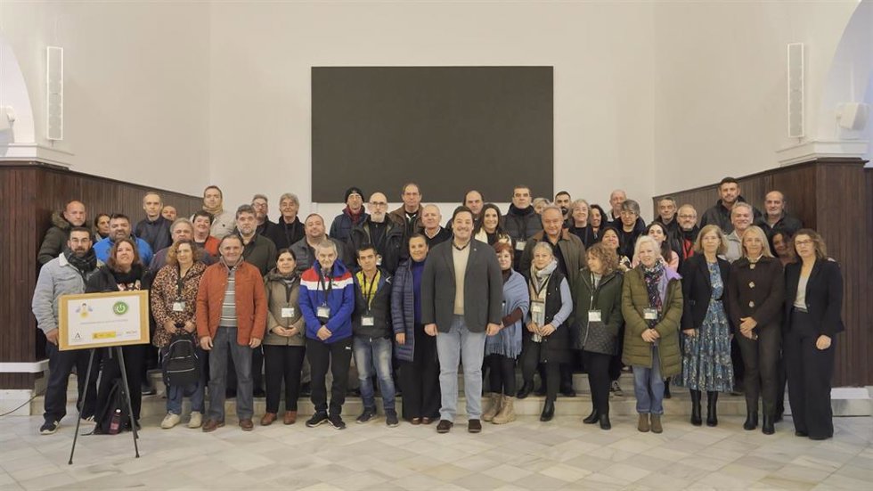 Foto de familia del delegado, José Luis García, con mayores de 45 años, desempleados de larga duración, contratados mediante el programa municipal 'Sevilla Activa'.