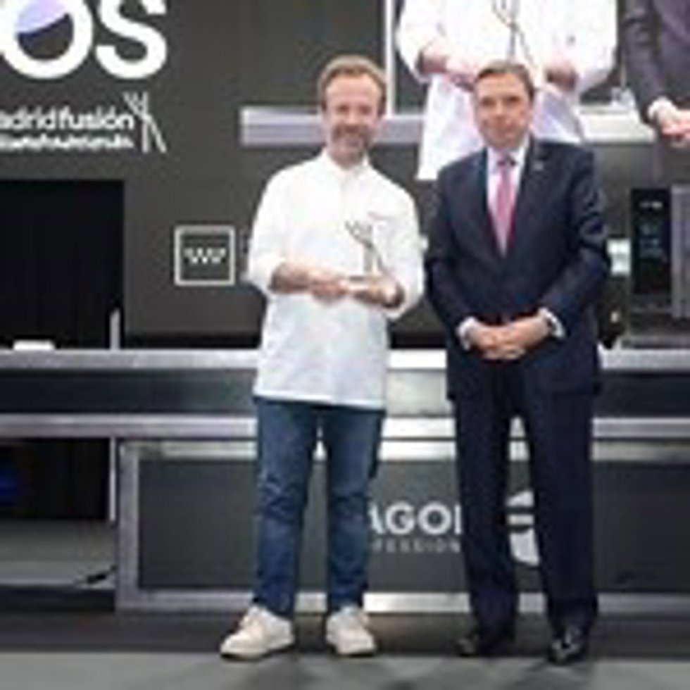 El ministro de Agricultura, Pesca y Alimentación, Luis Planas, ha entregado  el premio 'Alimentos de España en defensa del producto', patrocinado por su Departamento, al chef Nacho Manzano en el XXIII Congreso Madrid Fusión Alimentos de España
