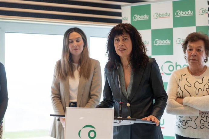 La ministra de Igualdad, Ana Redondo (c), interviene durante su visita a Cobadu.