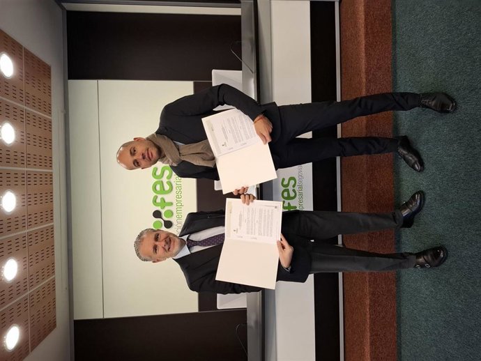 El presidente de FES, Andrés Ortega (izda) y el alcalde de San Ildefonso, Samuel Alonso, muestran el convenio firmado.