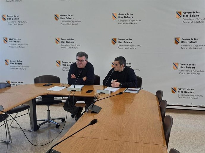 El conseller de Agricultura, Pesca y Medio Natural, Joan Simonet (i).