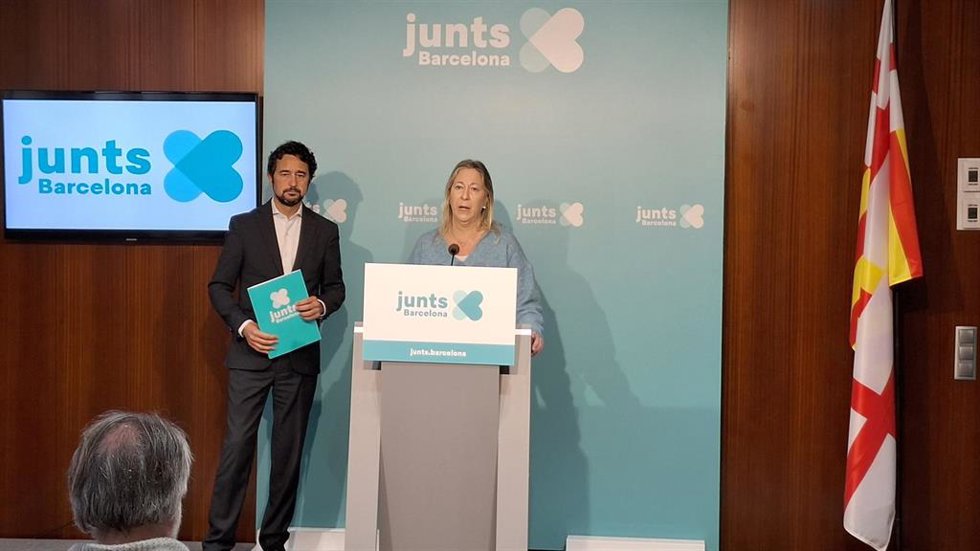 Los portavoces de JuntXBarcelona Neus Munté y Dami Calvet en rueda de prensa este miércoles en el Ayuntamiento