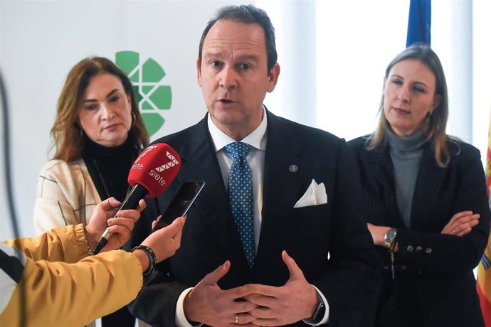 El rector de la UNIA, José Ignacio García, atiende a los medios junto a las viceconsejeras de Empleo, Empresa y Trabajo Autónoma de la Junta, Beatriz Barranco, y de Universidad, Investigación e Innovación, Lorena Garrido.