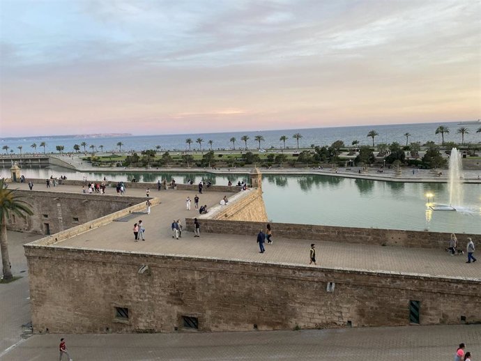 Archivo - Personas paseando o haciendo ejercicio en paseo Marítimo de Palma.