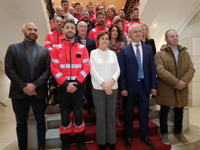 El alcalde de Utiel, Ricardo Gabaldón --en el centro-- junto a la alcaldesa gijonesa, Carmen Moriyón, en el Ayuntamiento de Gijón.