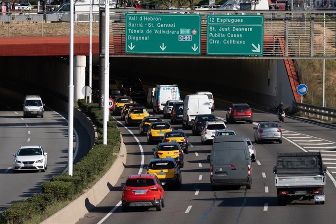 Un grupo de taxis a la altura de Esplugues de Llobregat durante una marcha lenta de taxistas por las rondas de Barcelona, a 29 de enero de 2025, en Barcelona, Cataluña (España). La asociación Élite Taxi ha convocado esta marcha lenta por la Ronda de Dalt 