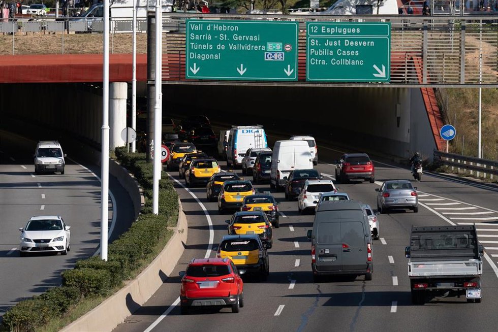 Un grupo de taxis a la altura de Esplugues de Llobregat durante una marcha lenta de taxistas por las rondas de Barcelona, a 29 de enero de 2025, en Barcelona, Cataluña (España). La asociación Élite Taxi ha convocado esta marcha lenta por la Ronda de Dal