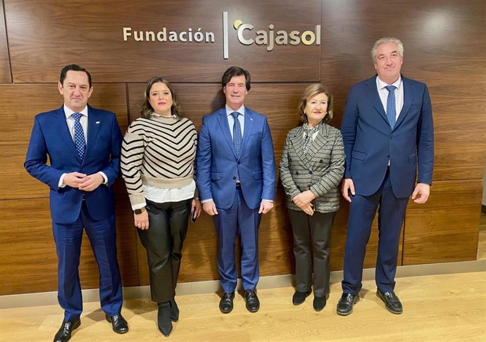 El presidente de la CES, Miguel Rus, en el centro de la imagen, antes de empezar la Asamblea General celebrada en la Fundación Cajasol.