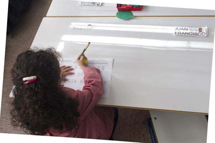 Archivo - Imagen de archivo de una niña en la escuela.