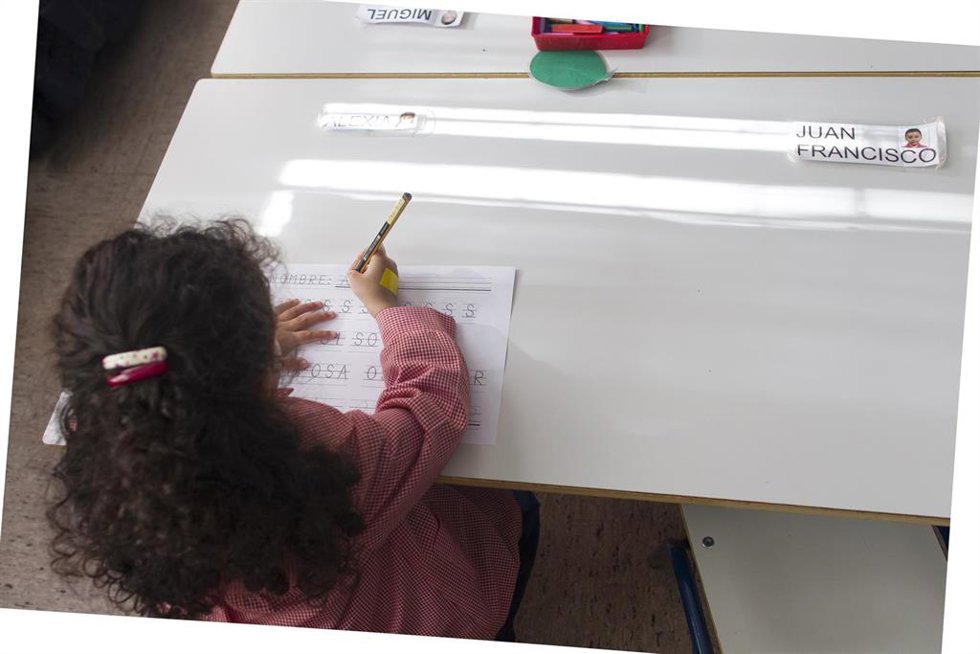 Archivo - Imagen de archivo de una niña en la escuela.