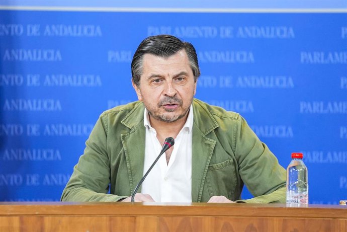 El portavoz del Grupo Parlamentario Popular, Toni Martín, durante la ronda de ruedas de prensa de portavoces de los grupos parlamentarios en el Parlamento de Andalucía, a 29 de enero de 2025 en Sevilla (Andalucía, España). Los portavoces de los grupos par