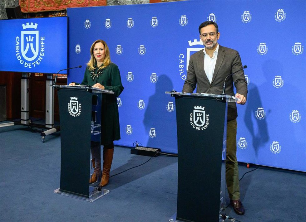 Archivo - La presidenta del Cabildo de Tenerife, Rosa Dávila, y el vicepresidente, Lope Afonso, en una rueda de prensa para informar sobre los acuerdos del Consejo de Gobierno