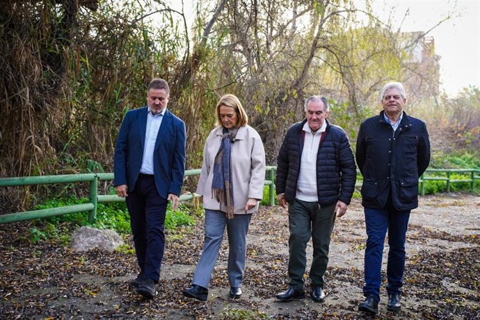 El delegado de Sostenibilidad de la Junta en Granada, Manuel Francisco García, a la izquierda en la imagen, junto a la alcaldesa de Motril, Luisa García Chamorro, en la Charca de Suárez