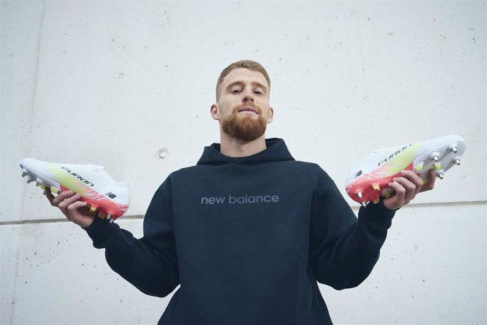 El futbolista del Deportivo Alavés Carlos Vicente posa con sus botas 'Furon V8' de 'New Balance'