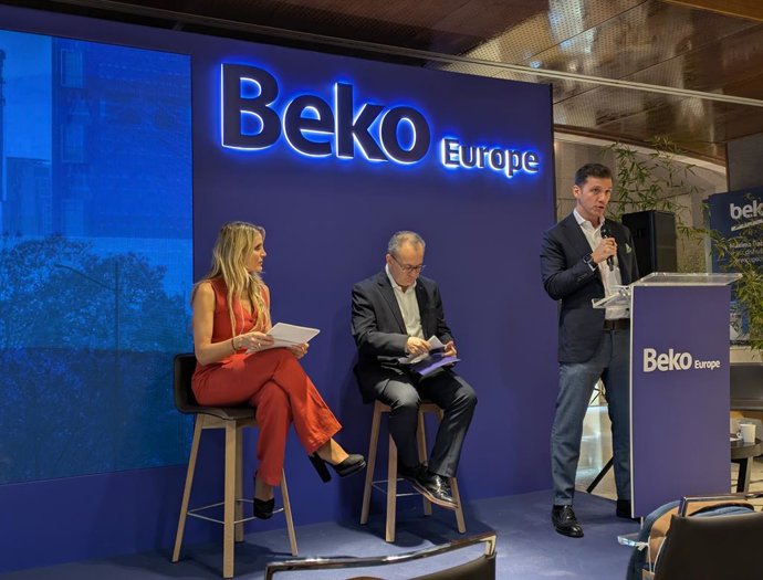 De izquierda a derecha: Angie Rigueiro, presentadora de deportes en Antena 3 Noticias; Manuel Royo, director de Marketing de Beko Europe en España; y Murat Sapci, director general de Iberia en Beko Europe