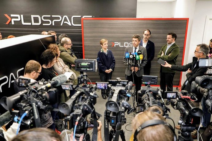 El 'president' de la Generalitat, Carlos Mazón, atiende a los medios de comunicación durante su visita a la planta de producción de la empresa PLD Space, a 29 de enero de 2025, en Elche (Alicante).