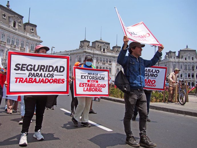 Archivo - Los transportistas peruanos convocan una nueva huelga general para finales de febrero: "Nos siguen asesinando"