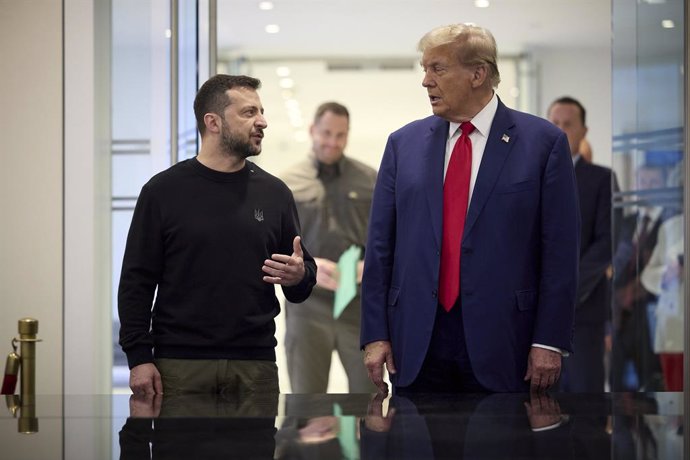 Archivo - September 27, 2024, New York, Ny, United States of America: Former U.S President Donald Trump, right, listens to Ukrainian President Volodymyr Zelenskyy, left, during a impromptu press conference at Trump Tower, September 27, 2024 in New York Ci