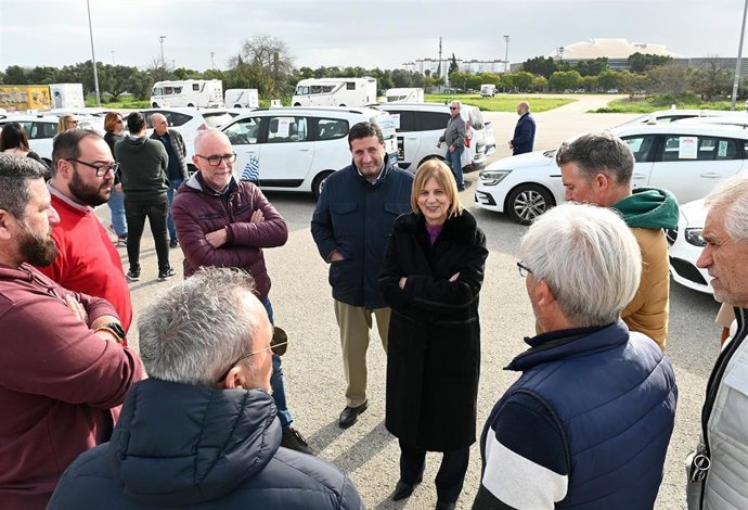La alcaldesa de Jerez con los taxistas en su concentración por la subida de precio en los seguros.