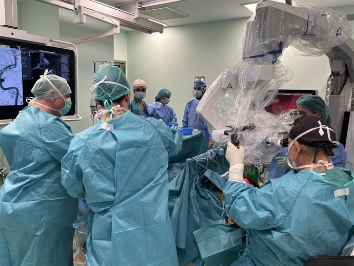 El Hospital Viamed Fátima opera aneurismas cerebrales con una nueva doble técnica a través de imagen en tiempo real.