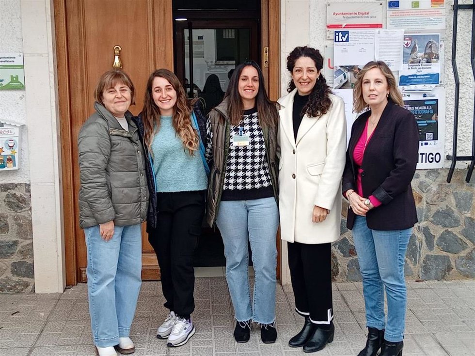 La delegada de Empleo, Ana Mata (2d), en su visita a Frailes.