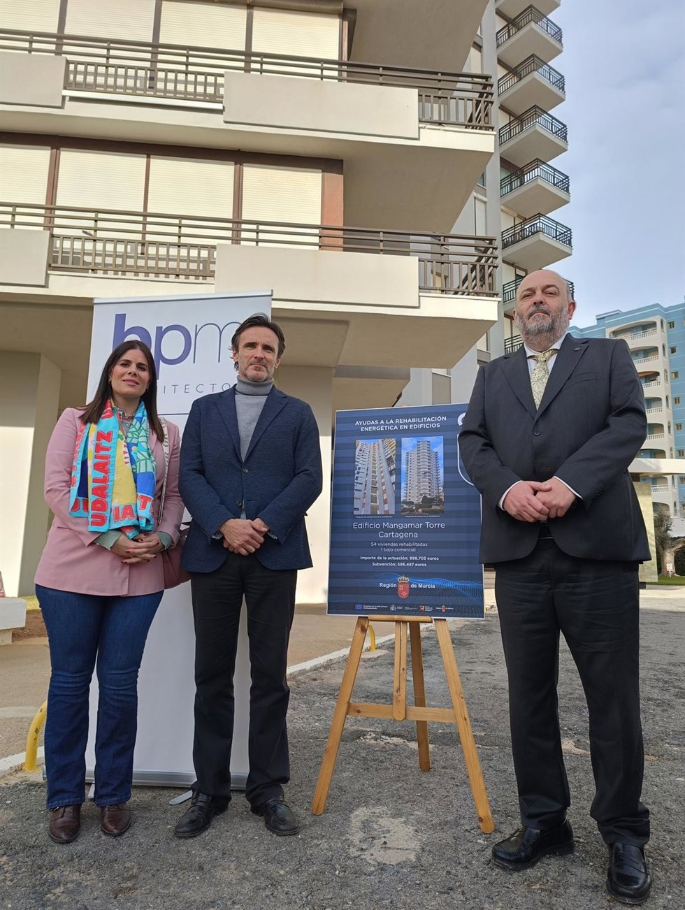 El consejero de Fomento e Infraestructuras, Jorge García Montoro, visita en La Manga del Mar Menor, el primer edificio rehabilitado para mejorar su eficiencia energética, gracias a una subvención de la Comunidad, cercana a los 600.000 euros.