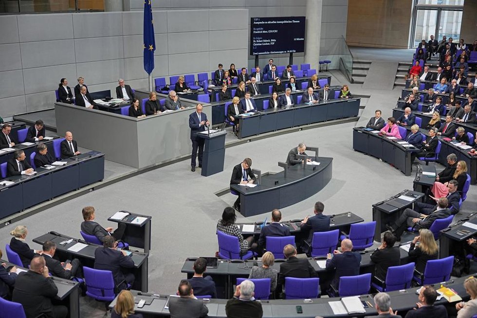 El líder de la oposición alemana, Friedrich Merz, habla ante el Bundestag, la Cámara Baja del Parlamento