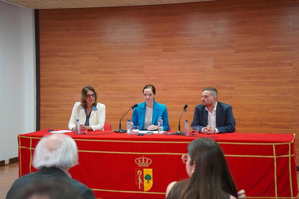 La portavoz de CC en el Ayuntamiento de Arona, Clari Pérez, la alcaldesa, Fátima Lemes, y el concejal de Vox, Naim Yánez, en la presentación del nuevo pacto de gobierno