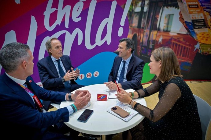 El alcalde de la Cádiz, Bruno García, y la teniente de alcalde de Turismo del Ayuntamiento de Cádiz, Beatriz Gandullo, un encuentro con Enrique Ybarra, CEO de City Sightseeing Worldwide, en Fitur.