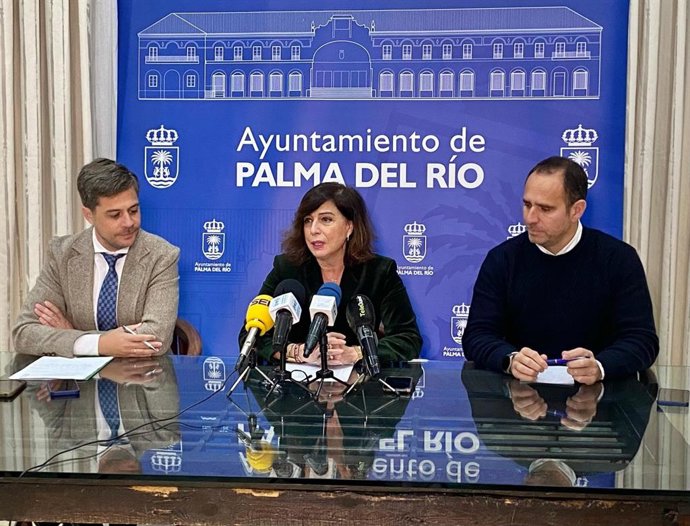 Diego Copé (izda.) observa la intervención de Matilde Esteo, en el Ayuntamiento de Palma del Río.