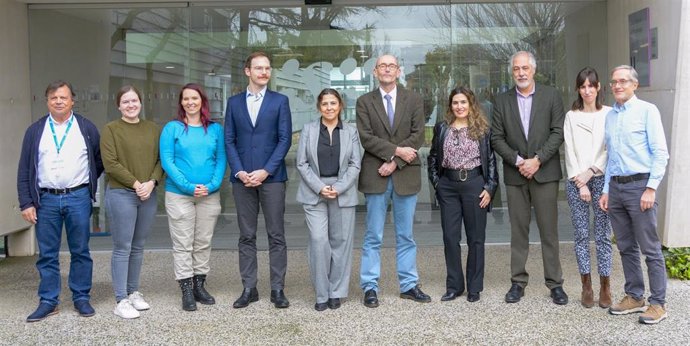 Foto de grupo en un momento de la visita en el Campus de Majadahonda del ISCIII, con representantes de ERINHA, parte del equipo directivo del Instituto y personal investigador del Centro Nacional de Microbiología (CNM-ISCIII).