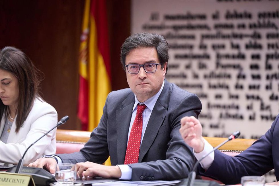 El Ministro para la Transformación Digital y de la Función Pública, Óscar López Águeda (c), comparece durante la Comisión de Función Pública, en el Senado, a 29 de enero de 2025, en Madrid (España).