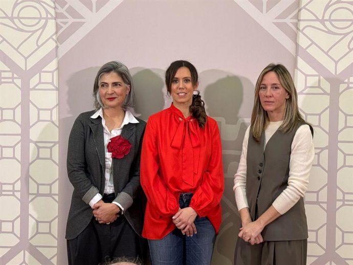 La directora general de la Fundación Empieza por Educar, Beatriz Morilla; la alcaldesa de Sabadell, Marta Farrés, y la directora general de la Fundación Banco  Sabadell, Sonia Mulero.