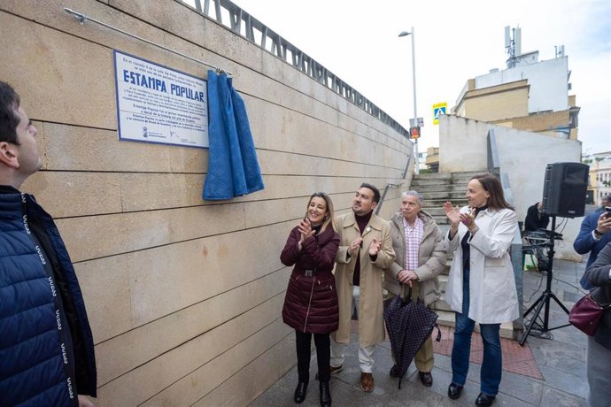 Placa de homenaje a los grabadores Francisco Cortijo, Francisco Cuadrado y Cristóbal Aguilar, del movimiento Estampa Popular, en la calle de Alcalá donde residieron.