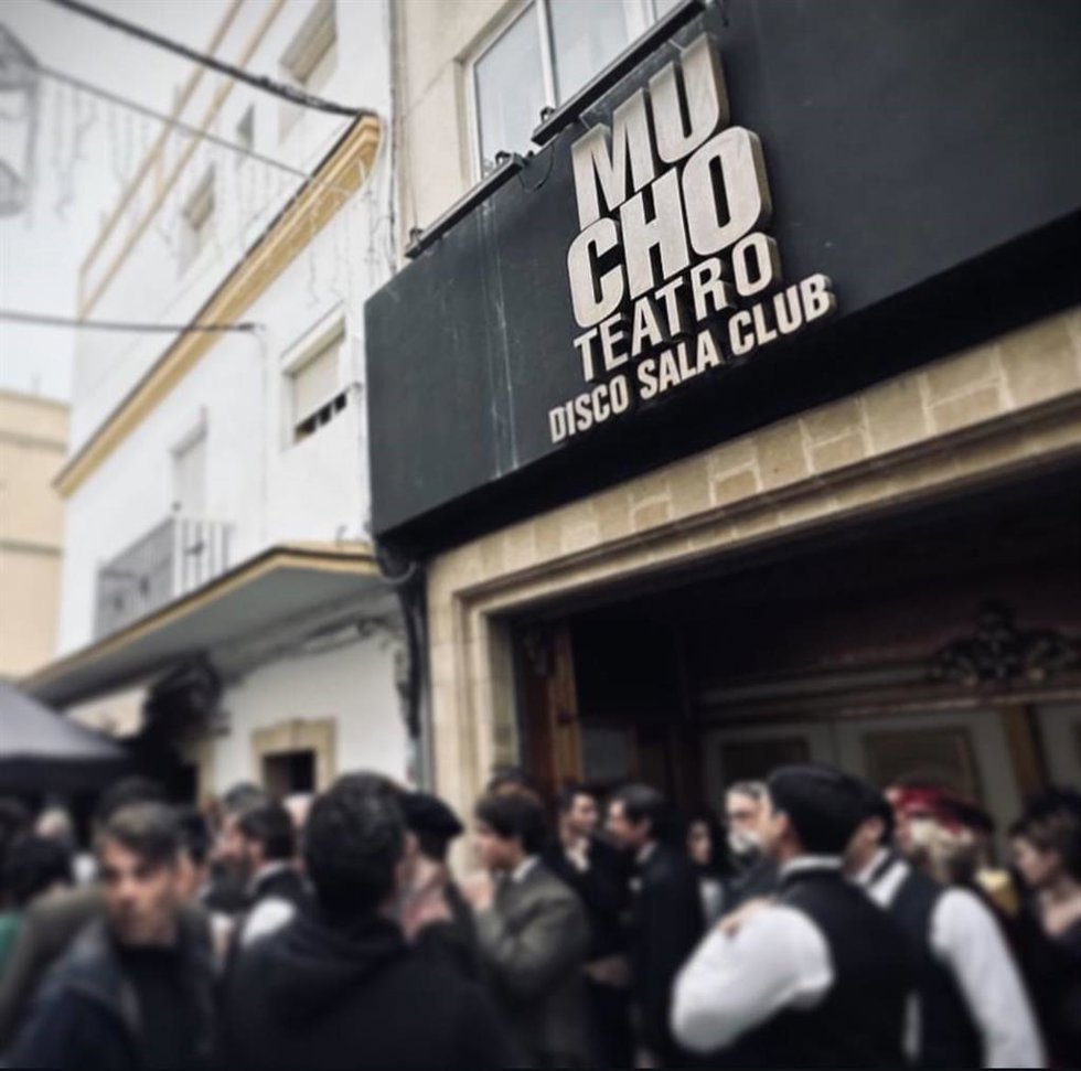 Rodaje de la serie de Prime Video 'Young Sherlock' en la sala Mucho Teatro de El Puerto.