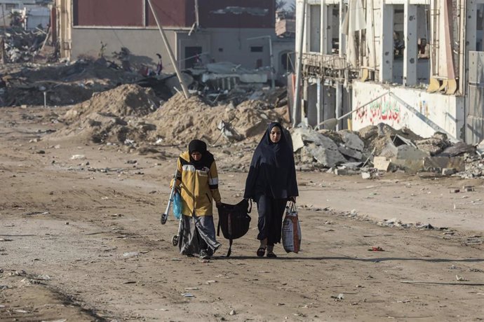 Palestinos desplazados vuelven a sus casas en Gaza.
