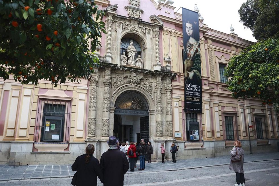 Detalle de la fachada del Museo de Bellas Artes, con público a sus puertas.