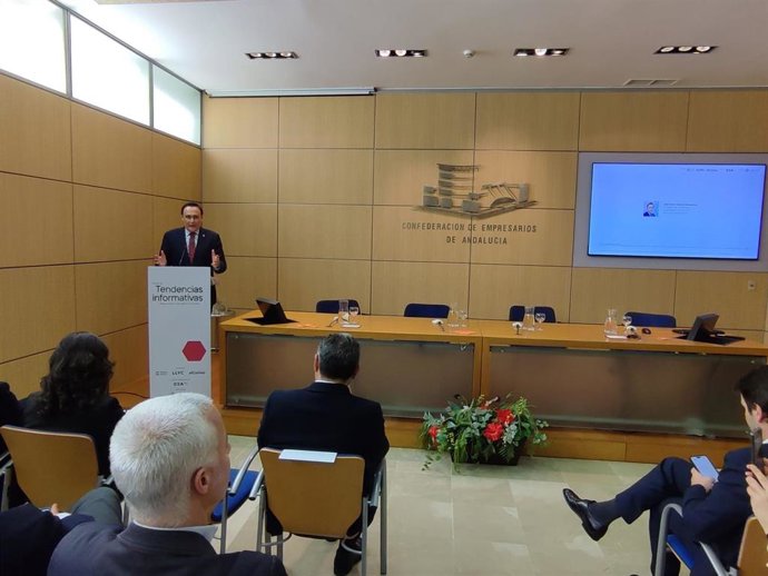 El consejero de Universidad, Investigación e Innovación, José Carlos Gómez Villamandos, en la clausura de la presentación en Sevilla del Estudio Tendencias Informativas de Andalucía, iniciativa impulsada por Prensa Ibérica.