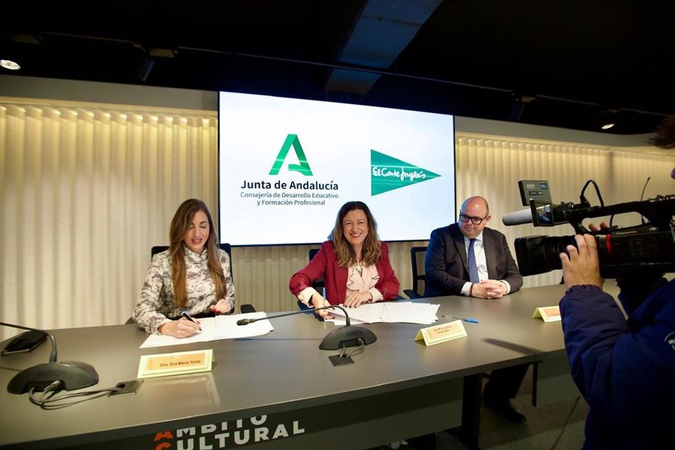 La consejera de Desarrollo Educativo y Formación Profesional, María del Carmen Castillo, ha firmado este miércoles en Málaga un convenio de colaboración con la directora de Recursos Humanos de Andalucía Oriental de El Corte Inglés