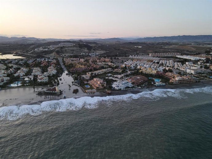 El temporal de viento inunda la costa de Vera (Almería) en la zona naturista del municipio.