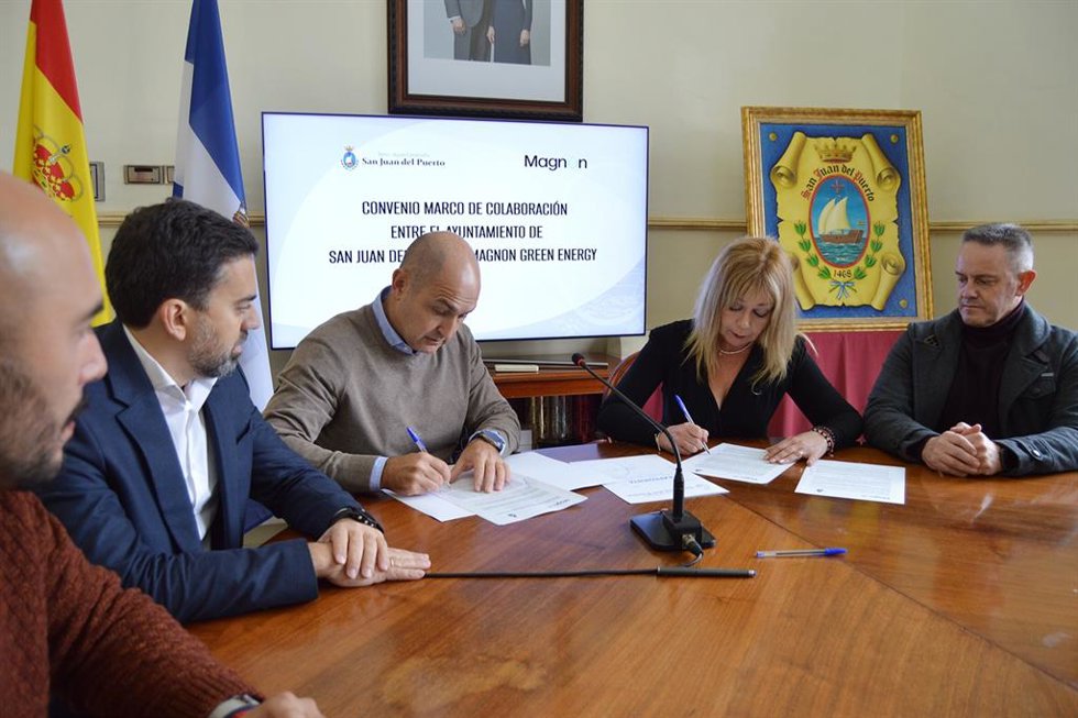 Firma del onvenio entre el Ayuntamiento de San Juan del Puerto (Huelva)  y Magnon Green Energy.