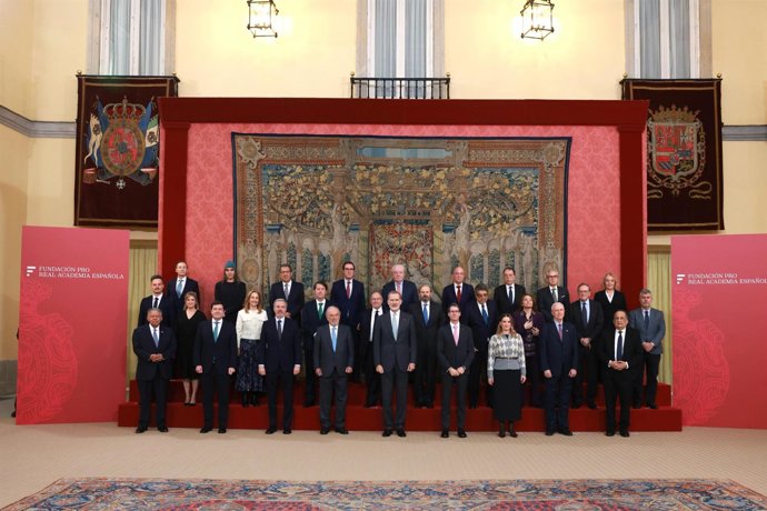 La presidenta del Govern, Marga Prohens, en la constitución del Comité para América de la Fundación pro-RAE junto a Felipe VI y otros líderes políticos.