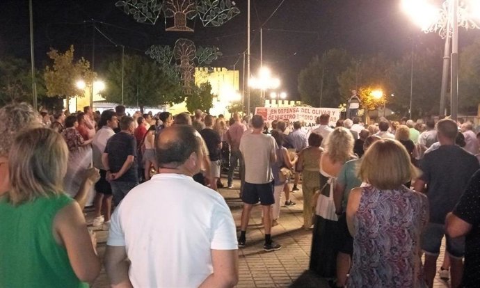 Archivo - Concentración celebrada en Lopera en agosto de 2024 contra las megaplantas fotovoltaicas/Archivo