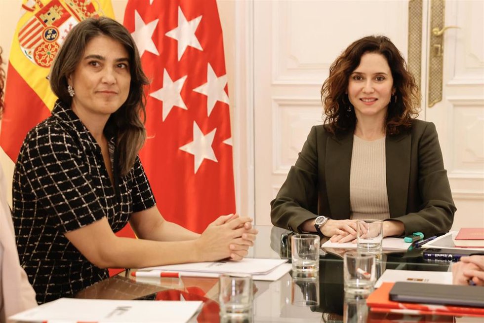La presidenta de la Comunidad, Isabel Díaz Ayuso, se reúne con la portavoz de Más Madrid, Manuela Bergerot.