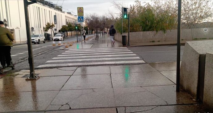 Acerado en mal estado en la Ribera.