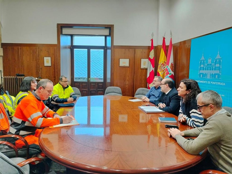 Reunión del alcalde de Ponferrada con los trabajadores de la ORA y la grúa municipal.