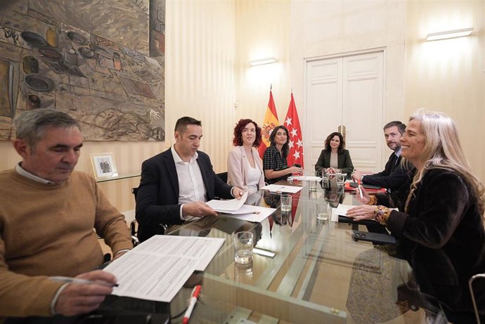 La presidenta de la Comunidad de Madrid, Isabel Díaz Ayuso (3d) y la portavoz de Más Madrid en la Asamblea de Madrid, Manuela Bergerot (c), durante la segunda jornada de reuniones con los grupos parlamentarios de la Asamblea de Madrid