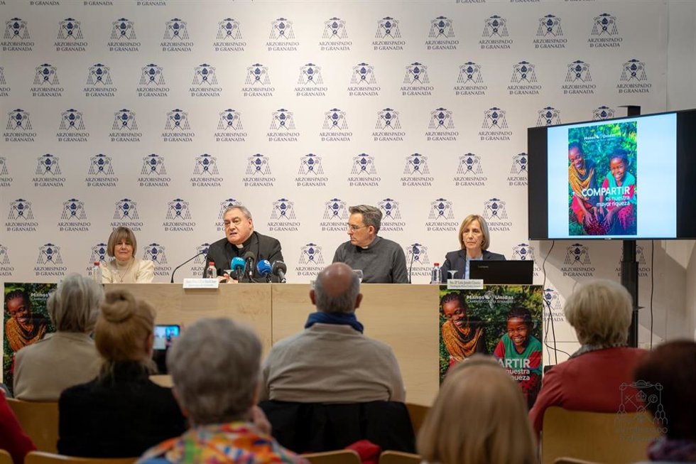 La Curia Metropolitana ha acogido esta mañana la presentación de la LXVI Campaña contra el Hambre de Manos Unidas con la asistencia del arzobispo de Granada, José María Gil Tamayo, en la imagen interviniendo ante los medios